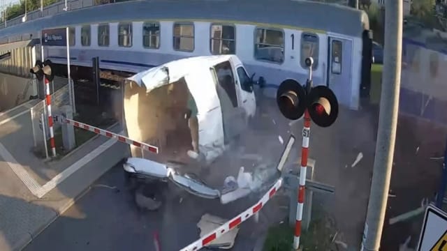 波兰火车撞上货车 车体碎裂残骸四溅