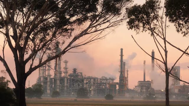 澳洲炼油厂发生火灾 或影响当地汽油生产