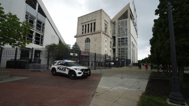 美国一大学毕业典礼出事故 一人从观众席坠落身亡