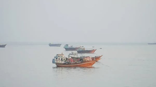 PERANG TIMUR TENGAH: 4 kapal tangki minyak terbakar di Selat Hormuz, menurut IRGC 