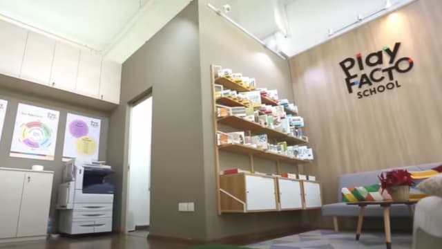 学生托管中心和校车司机大意 女童被困校车内近两小时