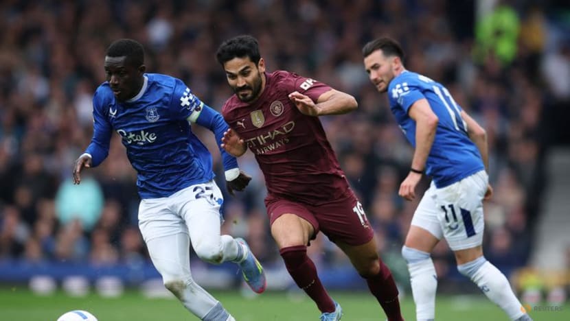 Manchester City strike late for 2-0 victory at Everton
