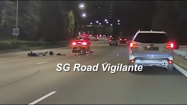 德士换道撞飞摩托车 民防部队：一人送院