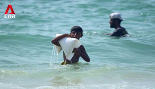 Palestinians in Gaza risk their lives to retrieve airdropped aid from the sea | Video