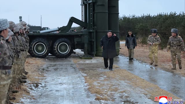 金正恩在朝鲜东海岸一带监督远程地对空导弹试射活动