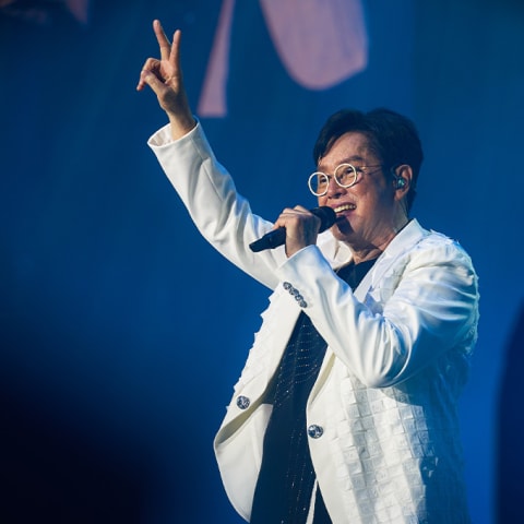 稀世难得！74岁谭咏麟狮城演唱会震撼登场，宝刀依旧锋芒毕露，3小时狂唱38首金曲！