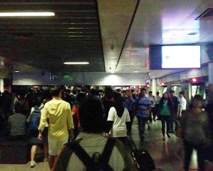 Power trip causes rush-hour blackout on NE line