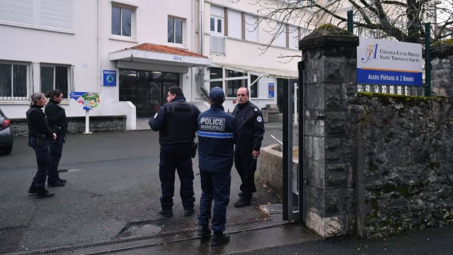 上课时突然持刀刺死老师 法国男学生被捕