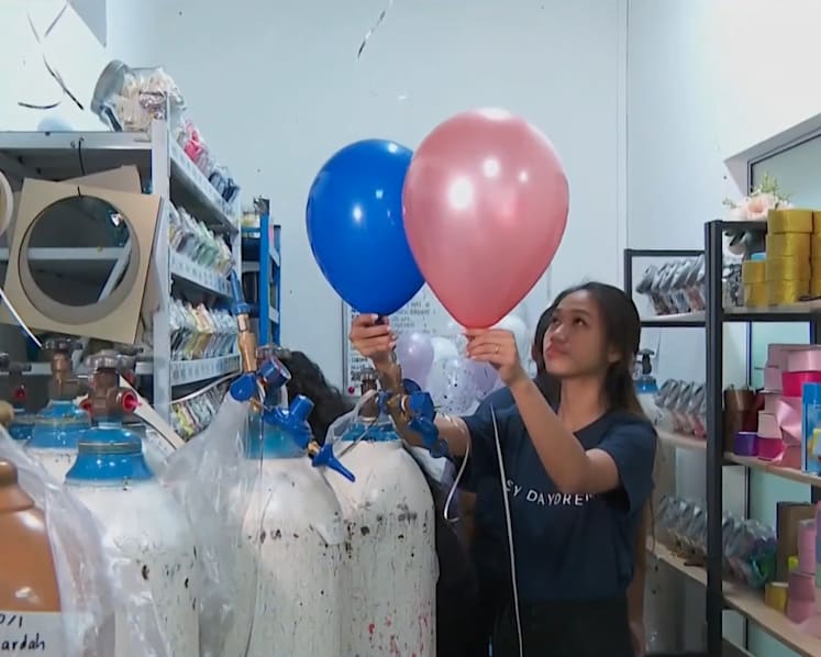 Balloon businesses turn to alternative products as helium prices increase amid shortage