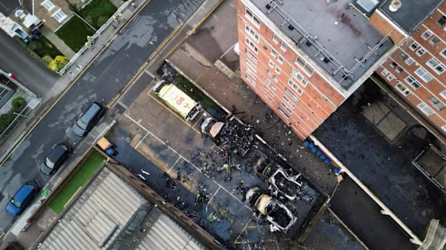 英国伦敦救护车遭纵火 疑涉反犹仇恨暴力警方锁定三名嫌犯