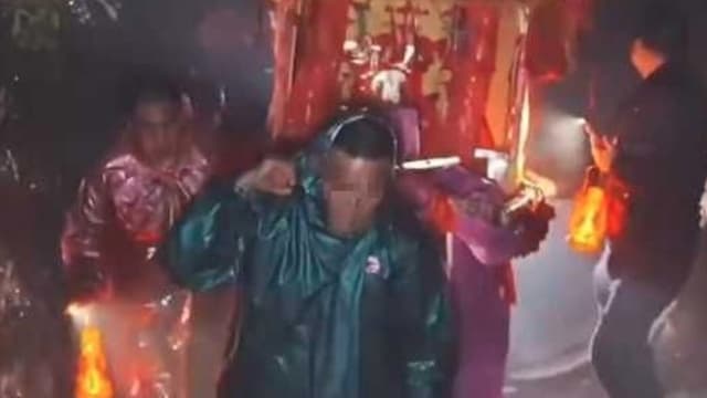 新娘凌晨2点出嫁 迎亲队伍穿雨衣扛轿  网民：会不会被吓到