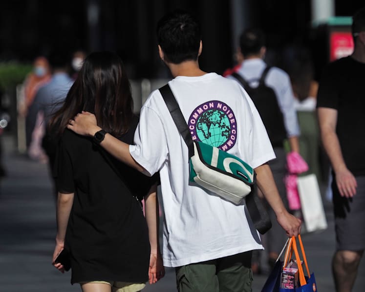 Singaporean women prefer taller and richer men, believe men should make first move: Survey