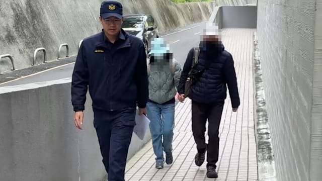 嫌犯父母现身殡仪馆 不回应是否代替孩子道歉提问