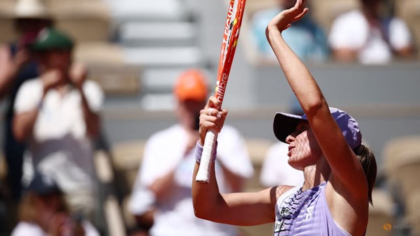 Swiatek on one-way street to second round in Paris
