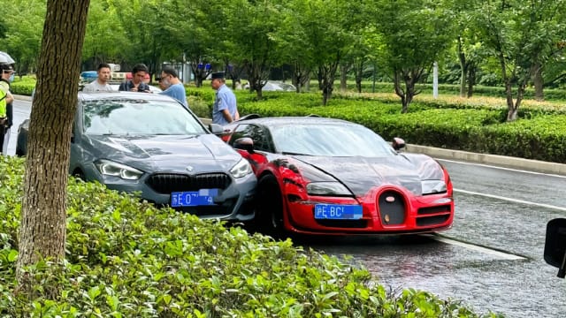 千万超跑布加迪撞宝马 司机：赔你一辆 但给我小心点