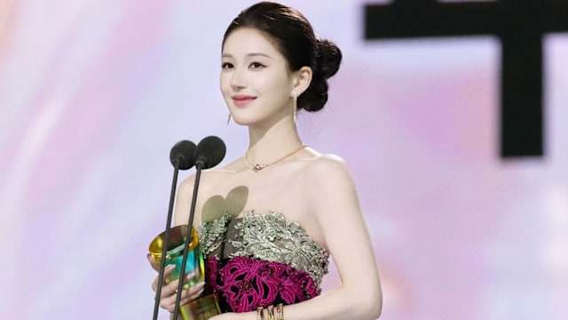 出席典礼“原定礼服被消失”？赵露思回应了！