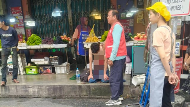 法国旅客泰国合艾街头自刺腹部三刀 警方怀疑与邪教活动有关