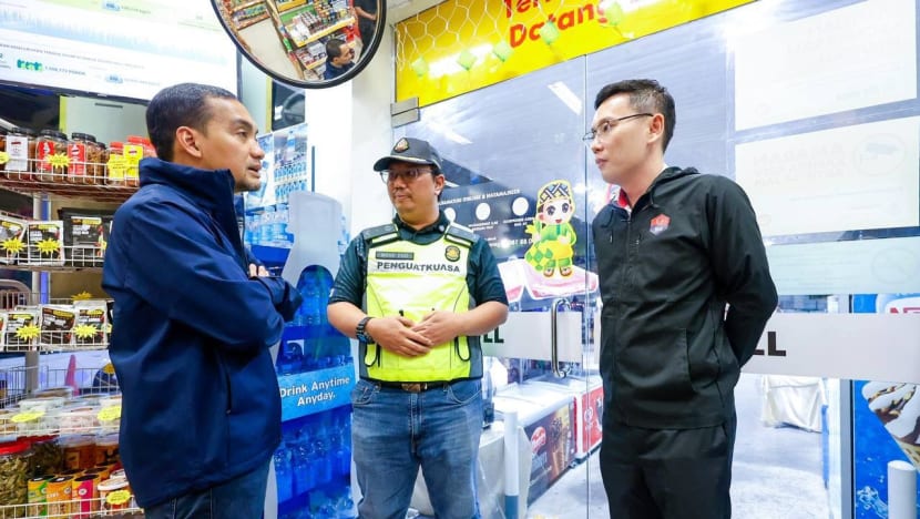 Johor akan ambil tindakan tegas terhadap pihak cuba jual minyak subsidi RON95 kepada kenderaan asing Johor akan ambil tindakan tegas terhadap pihak cuba jual minyak subsidi RON95 kepada kenderaan asing