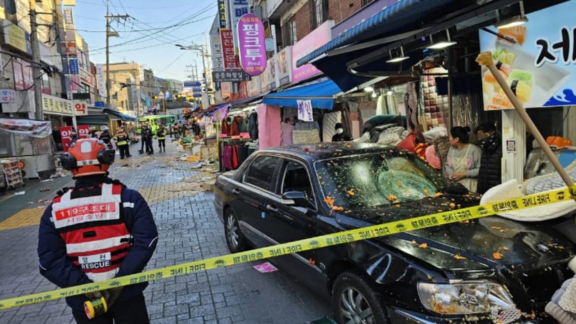 13 cedera selepas kereta rempuh pasar di Seoul