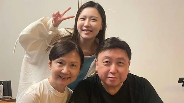 王晶迎来71岁生日　女儿晒全家福，结婚48年妻子丁德君罕见同框！