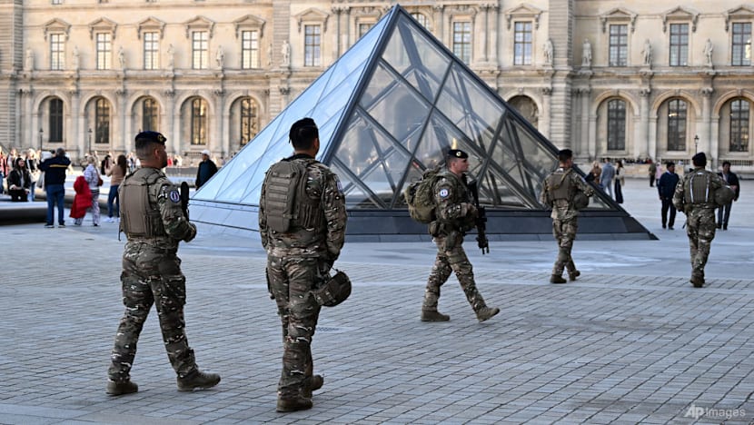 Louvre to get anti-ramming barriers by year end: minister Louvre to get anti-ramming barriers by year end: minister