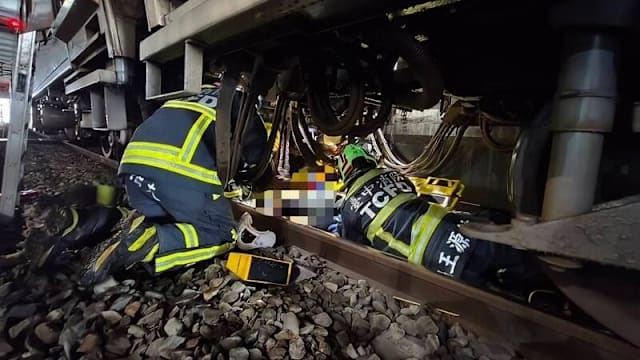 台湾六旬男子跳轨 遭列车撞击左臂变形