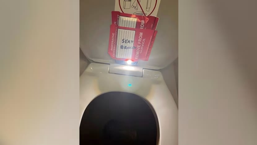 Mencoba merekam remaja di toilet pesawat, pramugara American Airlines ditangkap Mencoba merekam remaja di toilet pesawat, pramugara American Airlines ditangkap