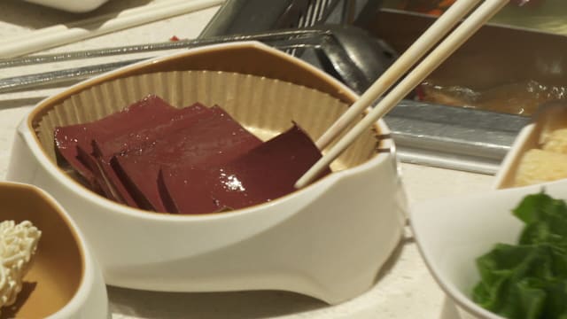 猪血重回本地餐桌！ 火锅店食客抢先尝鲜