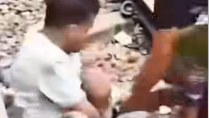 ரயில் தண்டவாளத்தில் விழுந்த மகன்... உயிரைப் பணயம் வைத்து காப்பாற்றிய தந்தை