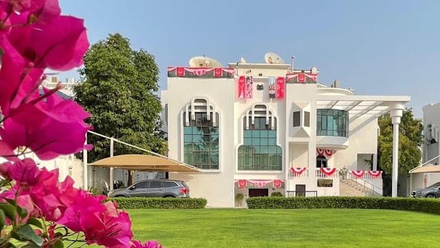 我国驻阿大使馆与驻迪拜总领事馆吁当地国人保持警惕