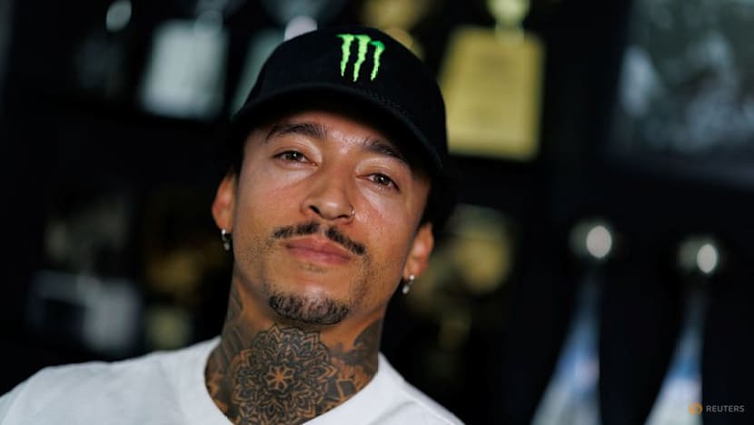 Skateboarding-Huston suffers fractured skull, eye socket in crash