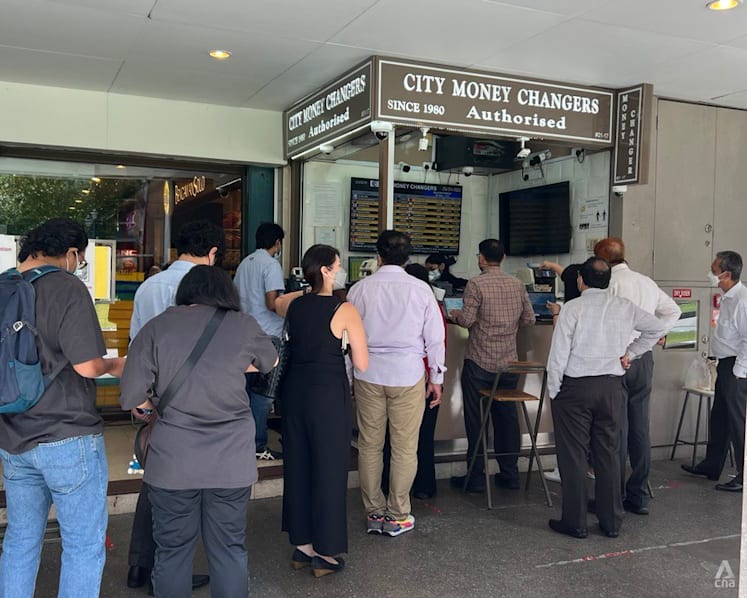 Queues form at money changers, ringgit out of stock as it weakens further against Singapore dollar