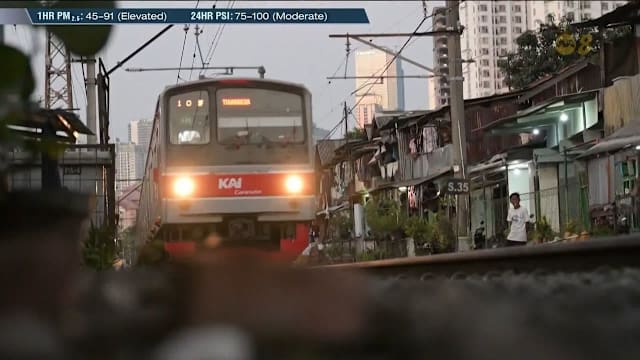 雅加达数千贫民住铁路旁 部分居民不愿离家拒绝政府搬迁