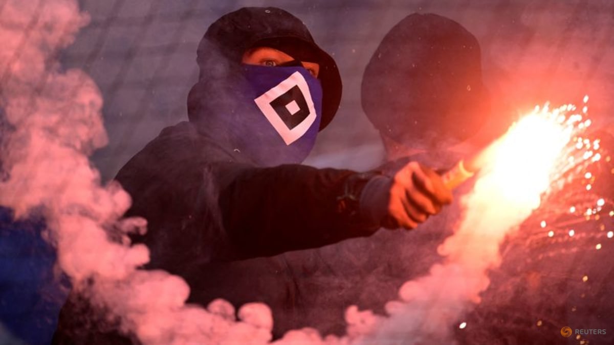 Crowd trouble mars northern derby between Werder and Hamburg SV