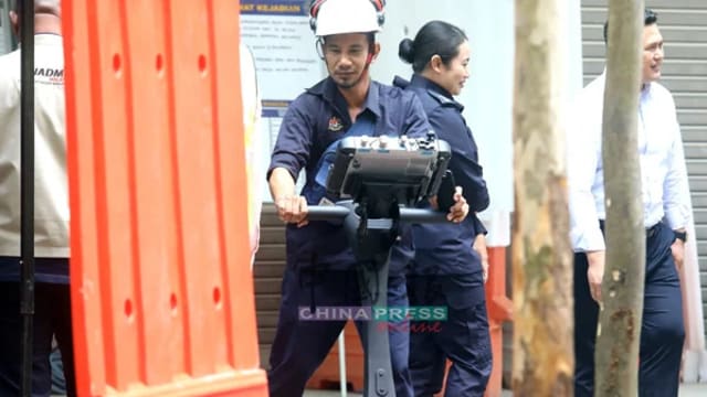 女游客坠入地洞第六天 马国续用雷达测排污管