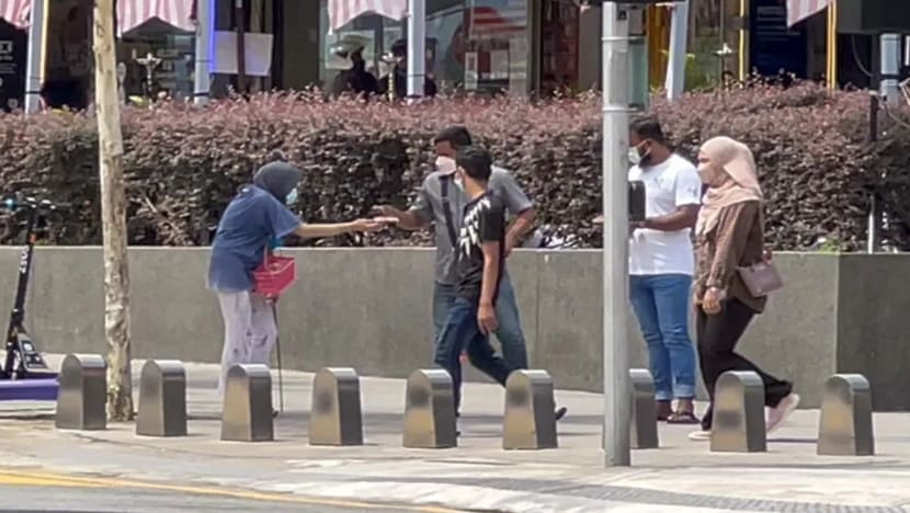 Polis Johor bongkar sindiket guna warga asing kurang upaya jadi pengemis; diupah RM300 sebulan Polis Johor bongkar sindiket guna warga asing kurang upaya jadi pengemis; diupah RM300 sebulan
