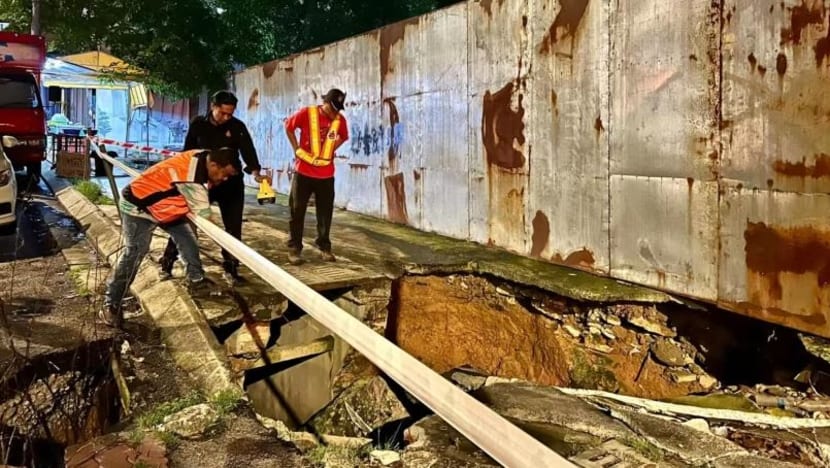 Longkang runtuh akibatkan lubang besar di jalan raya Kuala Lumpur