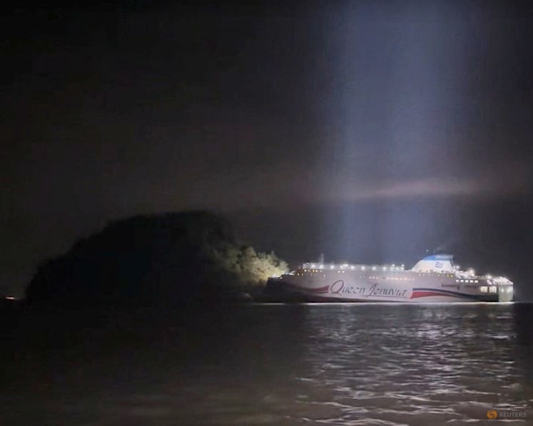 South Korean ferry runs aground, all 267 people on board rescued