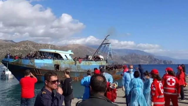 希腊海岸警卫队在克里特岛南部海域 救起近400名非法入境移民