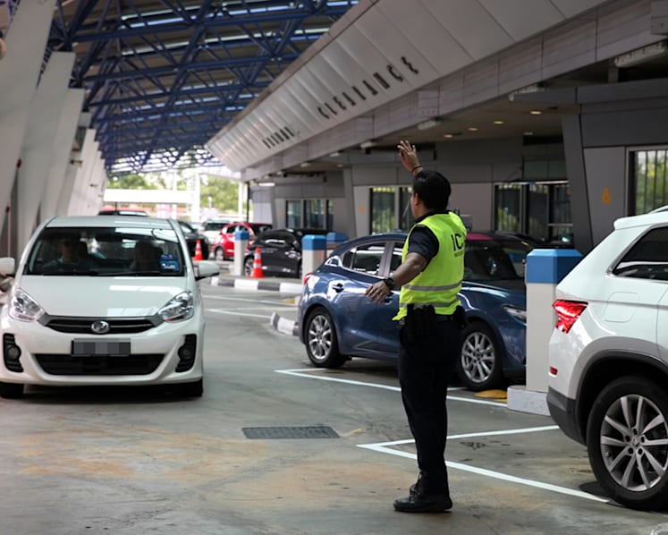 Man arrested for allegedly disobeying ICA officer, dragging him with car during Woodlands Checkpoint fuel gauge check