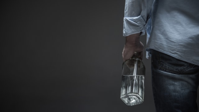 醉酒后回家摔倒不幸身亡 中国家属控告酒友