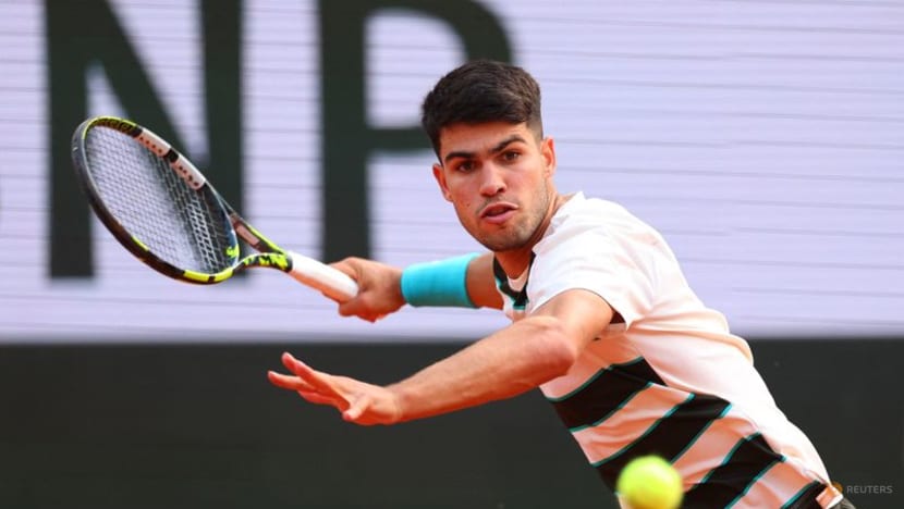 Alcaraz stops Shelton and returns to French Open quarter-finals