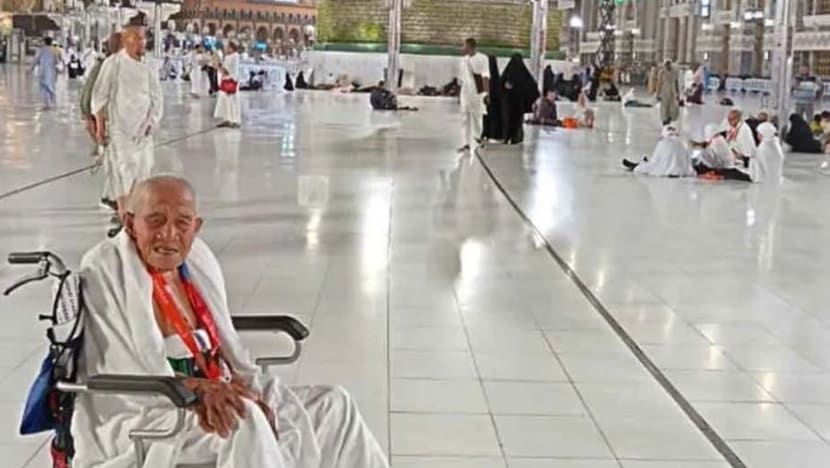 Berkat menabung sejak remaja, jemaah ini akhirnya jejak kaki di Tanah Suci pada usia 90 tahun Berkat menabung sejak remaja, jemaah ini akhirnya jejak kaki di Tanah Suci pada usia 90 tahun