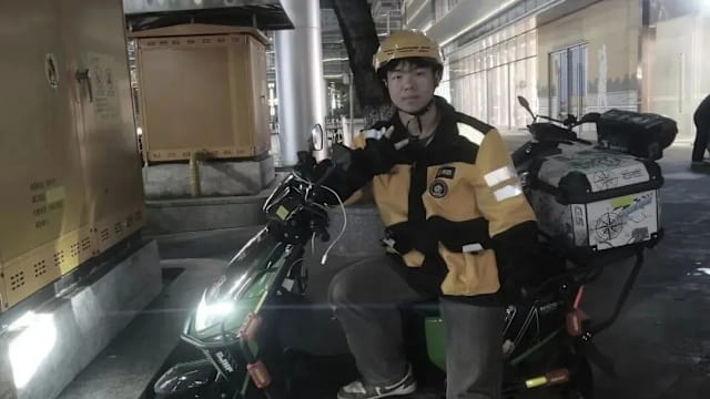 中国20岁外卖员救人遇难 手机留下“存钱买车给爸爸”遗愿