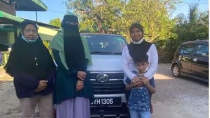 Ibu hamil ini mengidam mahu naik kereta Perodua Ativa Putih