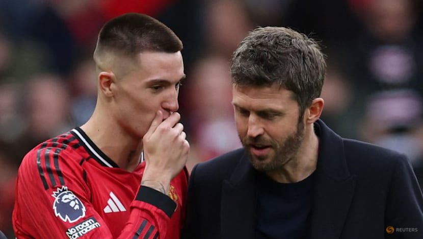 Carrick thrilled to steer Manchester United back into Premier League top three