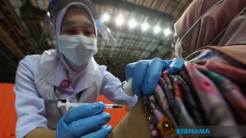 Dakwaan suntikan vaksin lepasi tarikh luput tidak benar, kata Khairy Jamaluddin