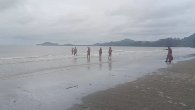 结伴到柔佛丰盛港海边戏水 狮城男子与友人不幸溺毙