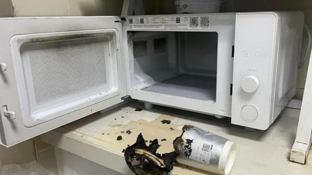 奶茶放入微波炉加热后着火 杯身被烧毁烧焦
