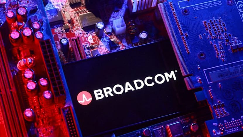 Broadcom forecasts quarterly revenue above estimates
